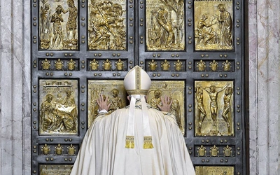 8 grudnia 2015.  Papież Franciszek  otwiera Drzwi Święte  w bazylice św. Piotra  na rozpoczęcie  Roku Jubileuszowego  Miłosierdzia.