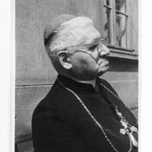 Bp Stanisław Adamski na wygnaniu w Lipnicy. Lato 1955 r.