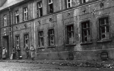 Komenda Milicji Obywatelskiej  przy ul. Kasprowicza po zajściach.  Wybite były tu wszystkie okna.