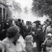 Plac Powstańców Wielkopolskich.  Grupa ludzi uciekających przed funkcjonariuszami MO i przed gazem.
