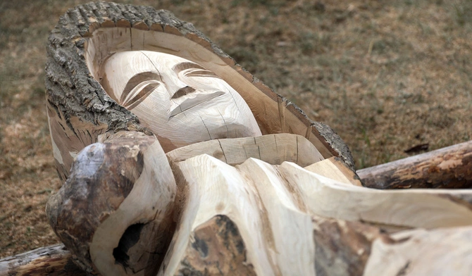 Rzeźby w cieniu wiatraków