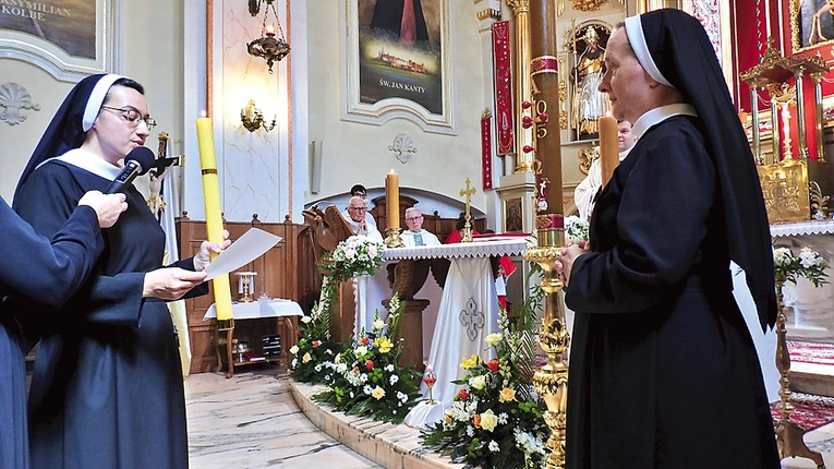 Złożenie profesji przed ołtarzem.