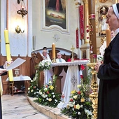 Złożenie profesji przed ołtarzem.