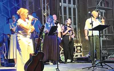 Zespół  niemaGotu podczas festiwalowego uwielbienia.