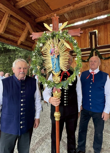 Ze starym krzyżem przybyli pątnicy z Puńcowa. 