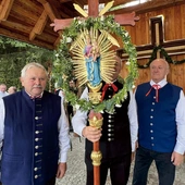 Ze starym krzyżem przybyli pątnicy z Puńcowa. 