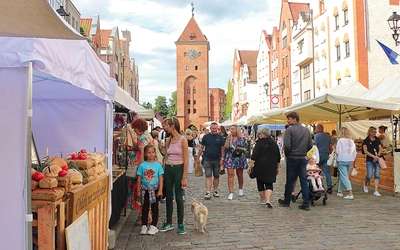 Gęsto od straganów i od turystów. 