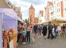 Gęsto od straganów i od turystów. 