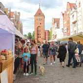 Gęsto od straganów i od turystów. 