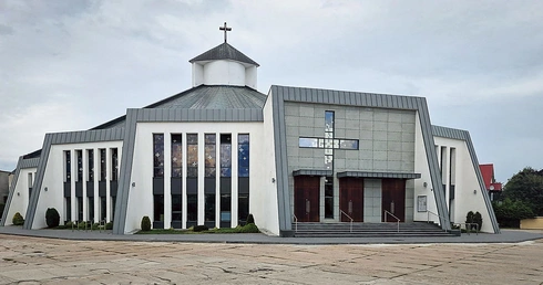 Świątynia została pomyślana jako serce rozwijającej się dzielnicy.