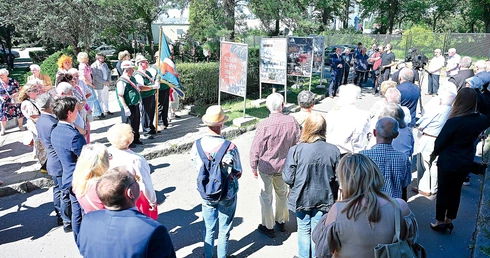 Ekspozycja przed świątynią ukazuje gdańskie wydarzenia 1980 roku.