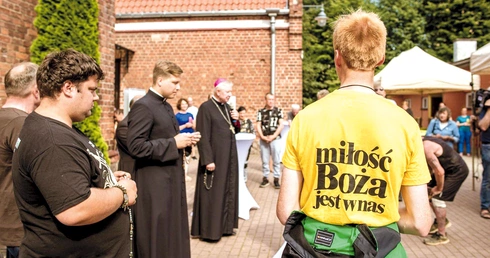 – To posługa, która uczy cierpliwości, pokory i spojrzenia na człowieka oczami Boga – podsumowuje działalność odpowiedzialny za inicjatywę ks. Damian Trzebiatowski, jałmużnik biskupi.