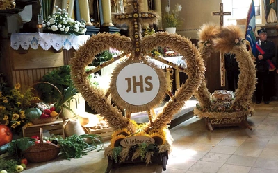  Korony żniwne  w kościele. 