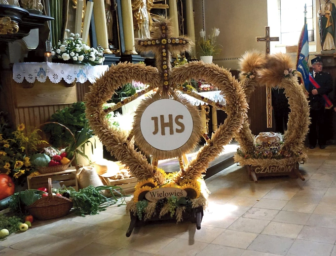  Korony żniwne  w kościele. 