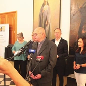 Ks. Robert Kristman mówi, że jest szansa na drugi skarb na drugiej wieży katedry. 