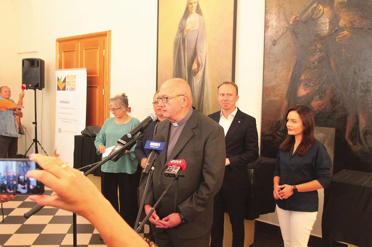 Ks. Robert Kristman mówi, że jest szansa na drugi skarb na drugiej wieży katedry. 