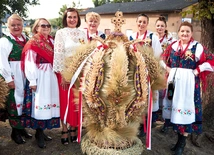 W ramach dziękczynienia wierni przygotowali wieńce dożynkowe, które potem oceniało jury.
