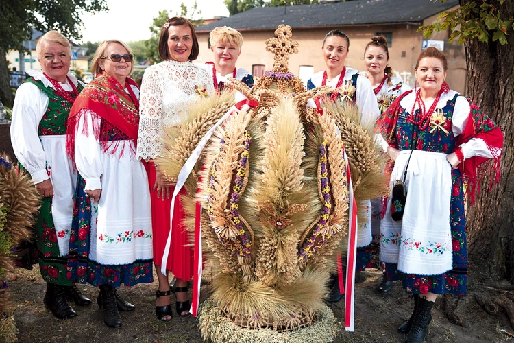 W ramach dziękczynienia wierni przygotowali wieńce dożynkowe, które potem oceniało jury.