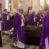 Uroczystości pogrzebowe odbyły się w katedrze. 