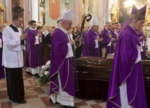 Uroczystości pogrzebowe odbyły się w katedrze. 