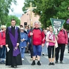 Po Mszy św. pielgrzymi wyruszyli w drogę. W Raszągu odbyło się nabożeństwo, po którym był czas na agapę.