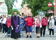 Po Mszy św. pielgrzymi wyruszyli w drogę. W Raszągu odbyło się nabożeństwo, po którym był czas na agapę.