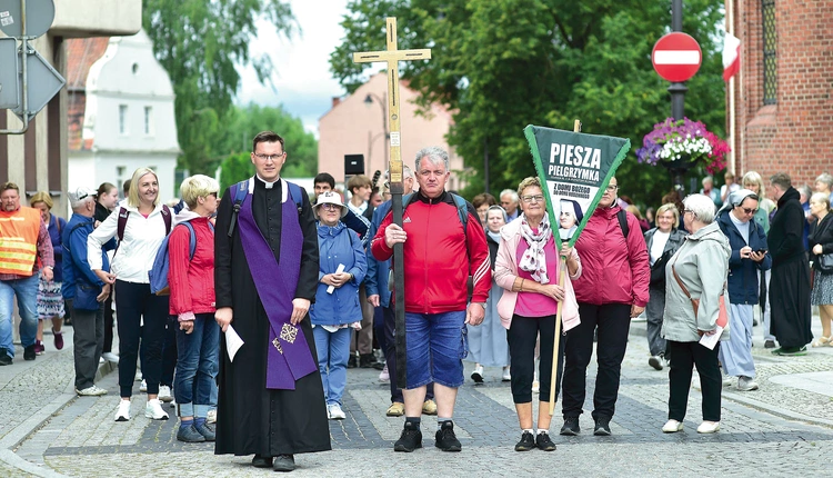 Po Mszy św. pielgrzymi wyruszyli w drogę. W Raszągu odbyło się nabożeństwo, po którym był czas na agapę.