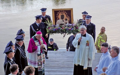 W sobotę, 23 sierpnia, na przystani wierni wraz z bp. Romanem Marcinkowskim i ks. Remigiuszem Stacherskim powitali słynący łaskami wizerunek Popowskiej Matki, a następnie w modlitewnej procesji różańcowej udali się do sanktuarium.