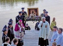 W sobotę, 23 sierpnia, na przystani wierni wraz z bp. Romanem Marcinkowskim i ks. Remigiuszem Stacherskim powitali słynący łaskami wizerunek Popowskiej Matki, a następnie w modlitewnej procesji różańcowej udali się do sanktuarium.