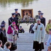 W sobotę, 23 sierpnia, na przystani wierni wraz z bp. Romanem Marcinkowskim i ks. Remigiuszem Stacherskim powitali słynący łaskami wizerunek Popowskiej Matki, a następnie w modlitewnej procesji różańcowej udali się do sanktuarium.