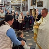Indywidualne błogosławieństwo Najświętszym Sakramentem.