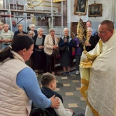 Indywidualne błogosławieństwo Najświętszym Sakramentem.