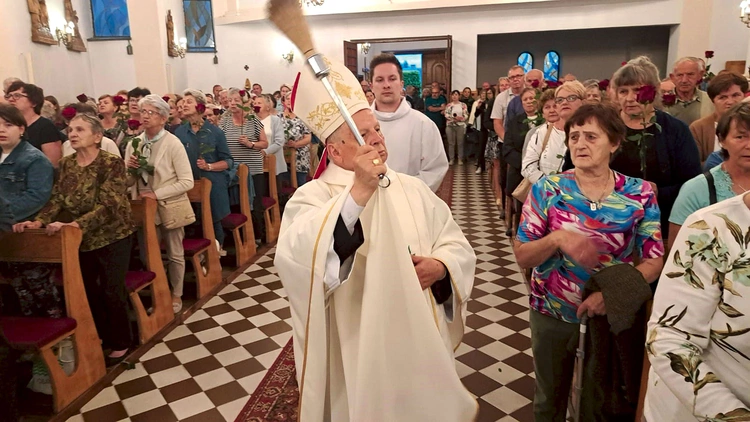 Róże pobłogosławił bp Henryk Tomasik. 
