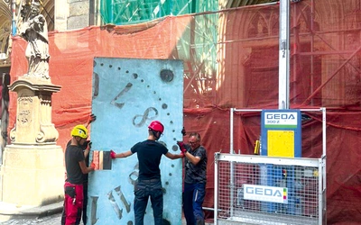Jedna tarcza składa się z dwóch części, które ważą około 200 kg.