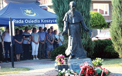 Statua świętego franciszkanina. Od czasu jej poświęcenia, każdego roku mieszkańcy gromadzą się przy niej, uczestnicząc w tym miejscu w Mszy św. 