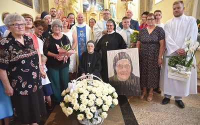 Jubilatka w otoczeniu księży, współsióstr, parafian i rodziny.
