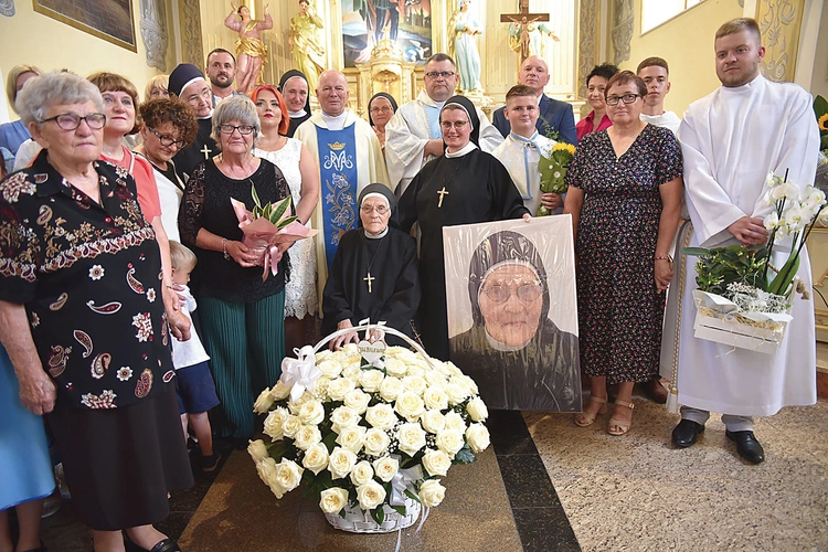 Jubilatka w otoczeniu księży, współsióstr, parafian i rodziny.