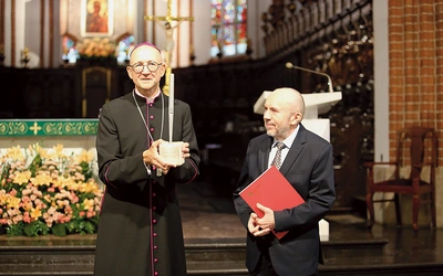 Odznaczenie wręczane jest podczas Międzynarodowego Festiwalu „Organy Archikatedry”, który odbywa się w bazylice archikatedralnej św. Jana Chrzciciela w Warszawie.