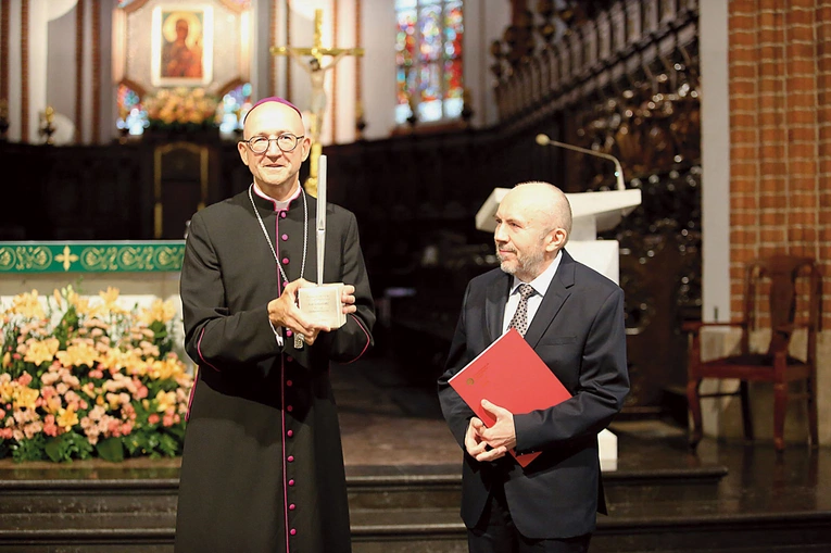 Odznaczenie wręczane jest podczas Międzynarodowego Festiwalu „Organy Archikatedry”, który odbywa się w bazylice archikatedralnej św. Jana Chrzciciela w Warszawie.