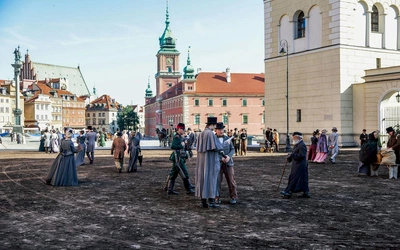 Obserwując filmowców na planie obok placu Zamkowego, z łatwością można było sobie wyobrazić jeden z warszawskich poranków około 150 lat temu.