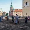 Obserwując filmowców na planie obok placu Zamkowego, z łatwością można było sobie wyobrazić jeden z warszawskich poranków około 150 lat temu.