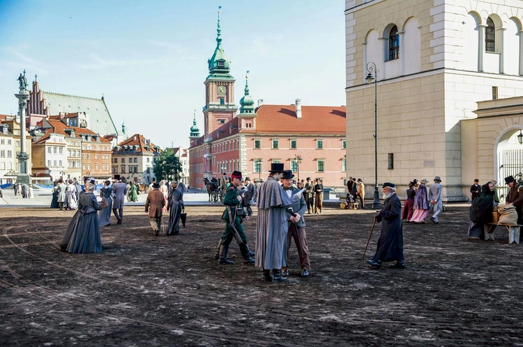 Obserwując filmowców na planie obok placu Zamkowego, z łatwością można było sobie wyobrazić jeden z warszawskich poranków około 150 lat temu.