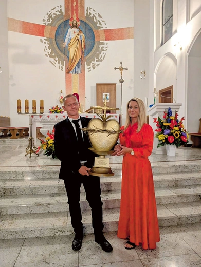 27 czerwca br., w uroczystość NSPJ, małżeństwo państwa Rośków ofiarowało parafii, jako wotum za uzdrowienie Marka, wykonane z blachy miedzianej serce. Wcześniej Gabriela modliła się  do Boskiego Serca o uratowanie męża. 