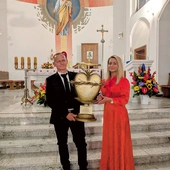 27 czerwca br., w uroczystość NSPJ, małżeństwo państwa Rośków ofiarowało parafii, jako wotum za uzdrowienie Marka, wykonane z blachy miedzianej serce. Wcześniej Gabriela modliła się  do Boskiego Serca o uratowanie męża. 