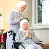Nałożenie wianka z mirtu podczas uroczystości.