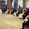 Odnowienie przysięgi małżeńskiej w Kościele katolickim najczęściej odbywa się podczas Eucharystii w Niedzielę Świętej Rodziny lub z okazji rocznicy ślubu. Oto przykład pytania, które małżonkom zadaje kapłan: „Czy chcecie coraz doskonalej miłować się wzajemnie, biorąc za wzór ofiarną miłość Chrystusa, który oddał za nas swoje życie?”.
