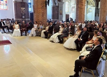 Odnowienie przysięgi małżeńskiej w Kościele katolickim najczęściej odbywa się podczas Eucharystii w Niedzielę Świętej Rodziny lub z okazji rocznicy ślubu. Oto przykład pytania, które małżonkom zadaje kapłan: „Czy chcecie coraz doskonalej miłować się wzajemnie, biorąc za wzór ofiarną miłość Chrystusa, który oddał za nas swoje życie?”.