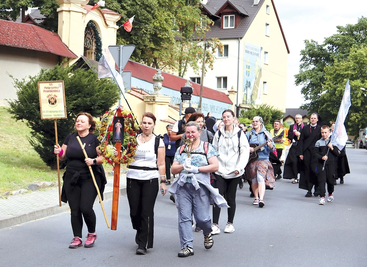 Pielgrzymi wyruszający z Rokitna mieli do przemierzenia 86,5 km.