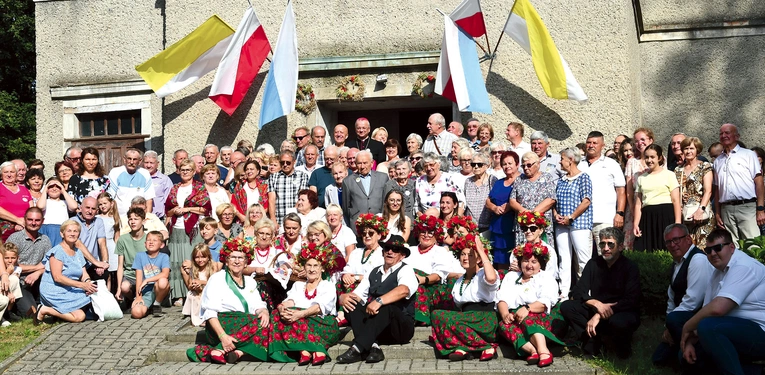 Jubileusz rozpoczęto od podziękowania Bogu. Nie mogło też zabraknąć wspólnego zdjęcia.