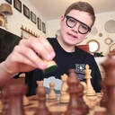 Marek jako pięciolatek zainteresował się szachami. Zasad gry nauczył się sam